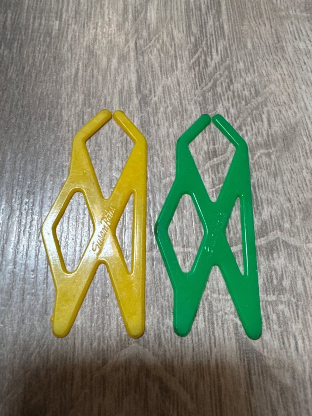 Susan Bates Perfecto Yarn Holder Bobbins Plastic Green & Yellow 4 Inches Set Of